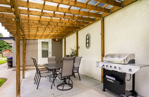 Abbotsford House | ☀Bright & Serene ~ 5★ Central Location ~ BBQ ~ Pkg