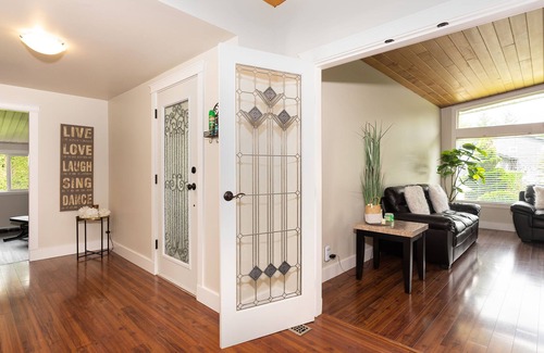 Abbotsford House | ☀Bright & Serene ~ 5★ Central Location ~ BBQ ~ Pkg