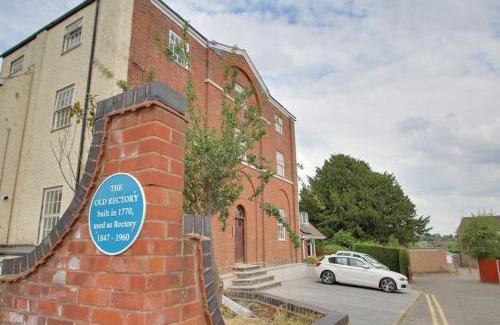 Markfield Apartment | Bright spacious 1bed flat, with off-road parking!