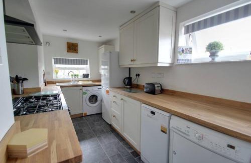 Markfield Apartment | Bright spacious 1bed flat, with off-road parking!