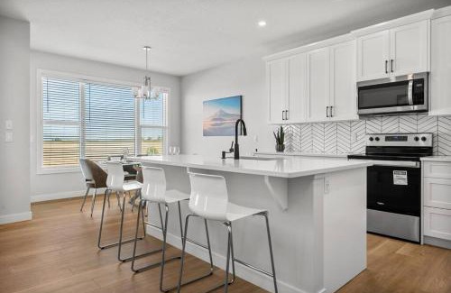 Southeast Calgary House | Bright & Spacious 3 Beds Luxury Home in SE Calgary