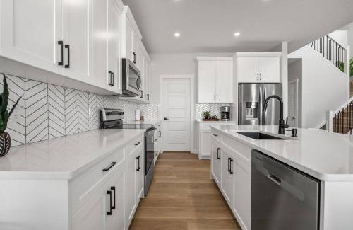 Southeast Calgary House | Bright & Spacious 3 Beds Luxury Home in SE Calgary