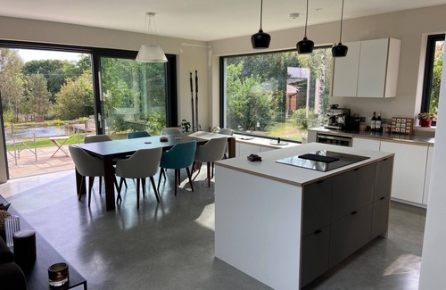 Newdigate House | Bright spacious home with a natural swimming pond in Surrey Hills