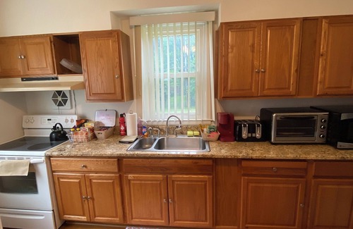 Lochearn House | Bright & Spacious – Near Downtown - Full Kitchen- Workspace, Laundry