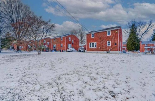 Lochearn House | Bright & Spacious – Near Downtown - Full Kitchen- Workspace, Laundry