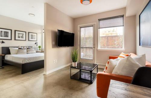 Belmont Apartment | Bright Studio Apartment - Food Carts & Local Shops
