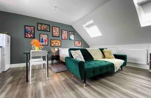 Tokyngton Apartment | Bright Studio Loft 30min to Central London
