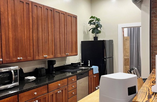 Albany Apartment | Bright Studio w/Patio in Walkable City Center