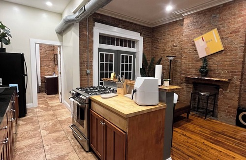 Albany Apartment | Bright Studio w/Patio in Walkable City Center