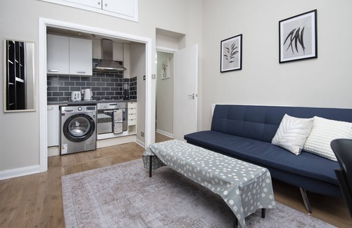 Addison Apartment | Bright & Stylish 1BR, 5min Kensington Olympia Tube