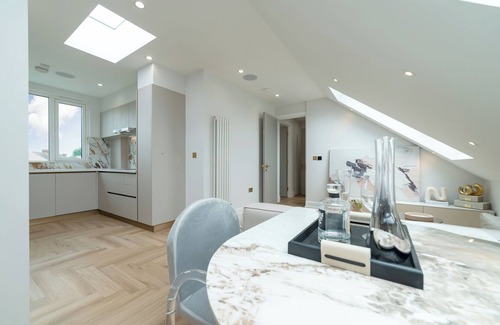 Cannon Hill Apartment | Bright & Stylish Flat Near Wimbledon – Your London Escape Awaits!