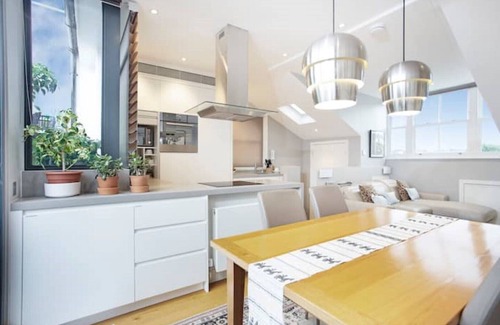 Kensington Apartment | Bright & Stylish Kensington Home|Rooftop Views