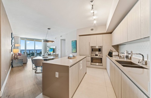 Hollywood South Central Beach Condo | Bright & Stylish Stay at Splendid Resort - Prime Location and Stunning Views
