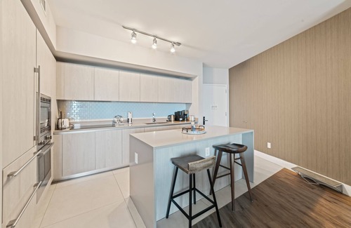 Hollywood South Central Beach Condo | Bright & Stylish Stay at Splendid Resort - Prime Location and Stunning Views