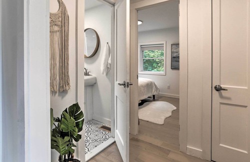 Swan Lake House | Bright Swan Lake Getaway with Hot Tub!