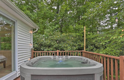 Swan Lake House | Bright Swan Lake Getaway with Hot Tub!