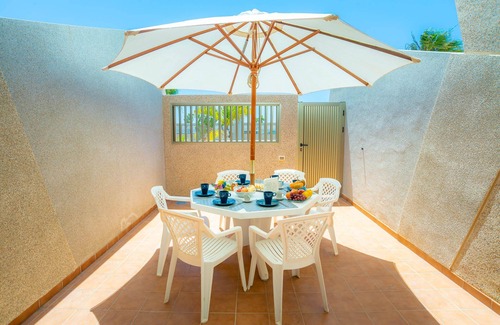 El Medano House | Bright townhouse facing the sea