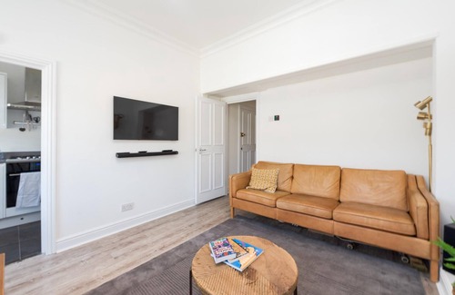Munster Apartment | Bright two bedroom flat in fashionable Fulham by UnderTheDoormat
