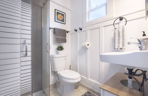Adams Point Apartment | Bright Vintage Oakland Studio