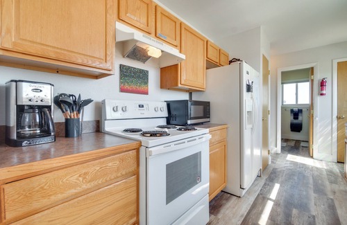 Saratoga House | Bright Wyoming Retreat w/Deck & Mountain Views!