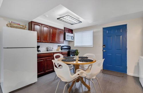 Brighton House | Brighton House - Walk to Metro