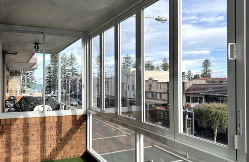 Brighton-le-Sands Apartment | Brighton-Le-Sands Beach Pad with Elevator 2 min walk to the beach