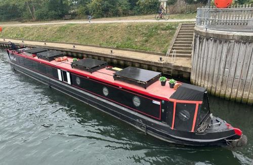 Runnymede Boat Rental | BrightOwl Waterside Narrowboat Cottage Experience