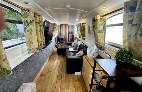 Runnymede Boat Rental | BrightOwl Waterside Narrowboat Cottage Experience