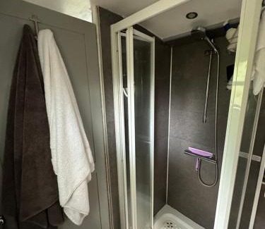 Runnymede Boat Rental | BrightOwl Waterside Narrowboat Cottage Experience