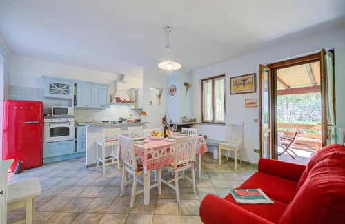 Armeno House | Brighty Rainbow House Garden - Happy Rentals