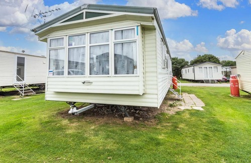 Kessingland House | Brilliant 8 berth caravan by the beach in Suffolk at Kessingland ref 90018PW