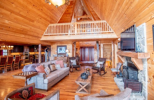 Grassy Creek Cabin | Bring Everyone Together | Fraser Creek Lodge | Hot Tub & Pool Table