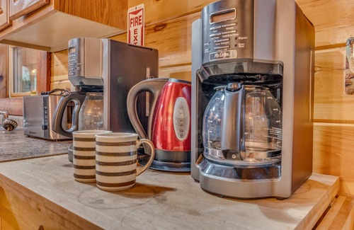 Cosby Cabin | Bring Your Dog! Heated Pool, Movie Room