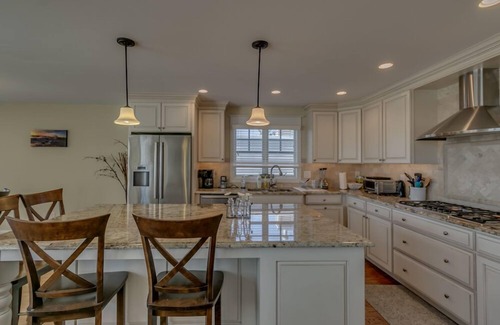 Avalon House | BRING YOUR DOG! Luxury at the shore w/heated pool, pet friendly with an elevator