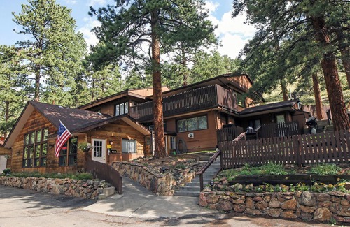 Estes Park Ski Chalet | Bring your dog to this Cozy Mountain Escape