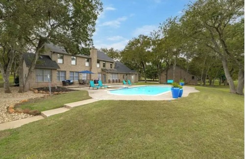 Leander House | Bring your extended family together for the holidays! 5 bedroom house on 5 acres