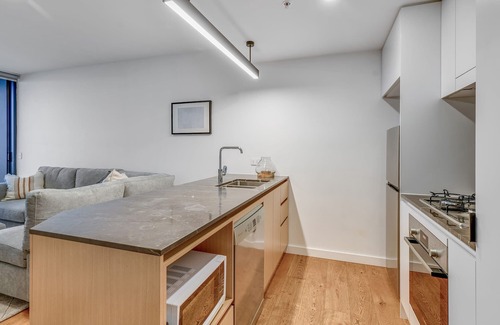 South Brisbane Apartment | Brisbane Apartment: Rooftop Pool Gym & City Views!