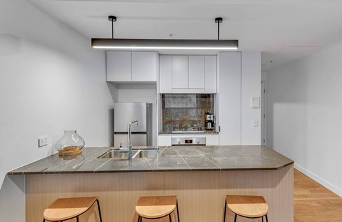 South Brisbane Apartment | Brisbane Apartment: Rooftop Pool Gym & City Views!