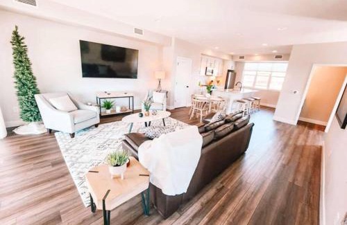 Skyway House | Broadmoor Mtn Retreat Pet Friendly Townhouse