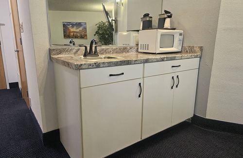 Westside Hotel | Broadway Inn Conference Center