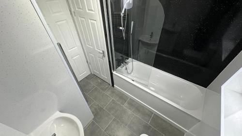 Havering Park Apartment | Bronze house