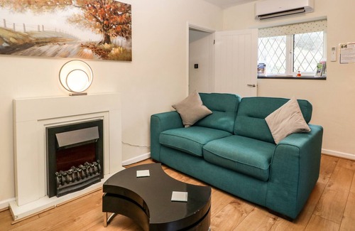 Lydney Cottage | BROOK COTTAGE, pet friendly, with hot tub in Lydney