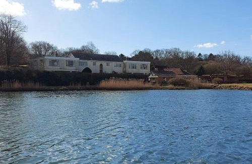 Netley Apartment | Brooklands Farm Hamble River Apartment with river frontage and garden