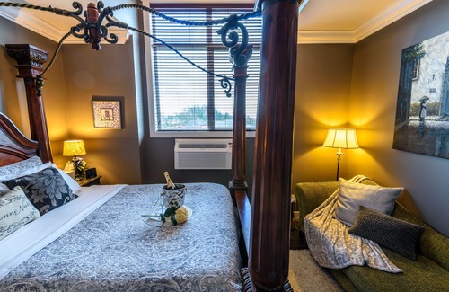 West Abbotsford Hotel | Brookside Inn Boutique Hotel