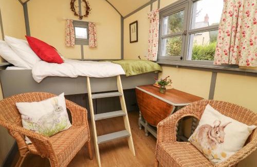 Llanfihangel Tal-y-llyn House | Brown Hare Shepherds Hut
