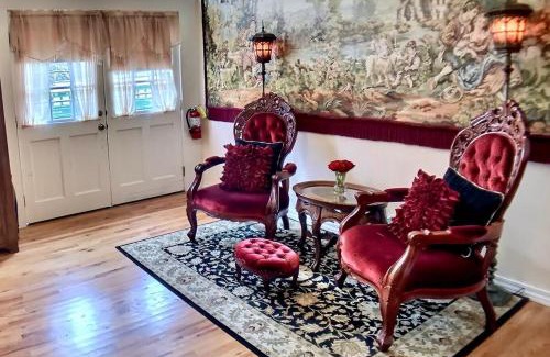 Eureka Springs Historic District Apartment | Brownstone Rose Suite Parking Walk to Dwntn