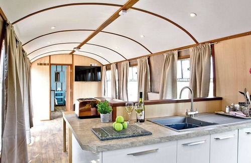 Dawlish Warren Ski Chalet | Brunel Boutique Railway Carriage 5