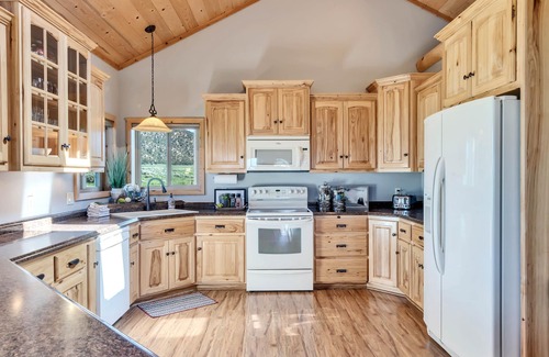 Panguitch Cabin | Bryce Canyon Retreat, Awesome Paunsaugaunt cabin - Incredible views on private l