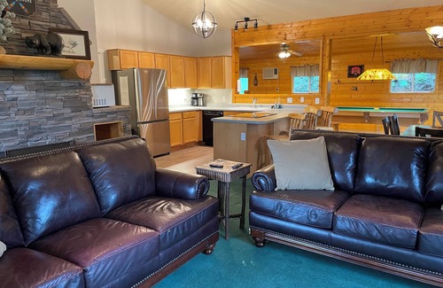 Long Valley Junction Cabin | Bryce & Zion midpoint! Firepit & pool table. ATV trails nearby.