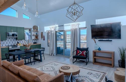 Hatch House | Brycegate Retreat. Stunning Views. Modern Comforts.